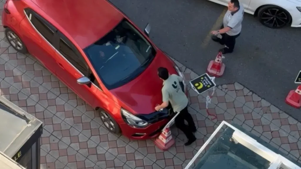 Kağıthane’de gergin anlar! Hastanede otopark ücretine itiraz etti: Aracını valenin üzerine sürdü